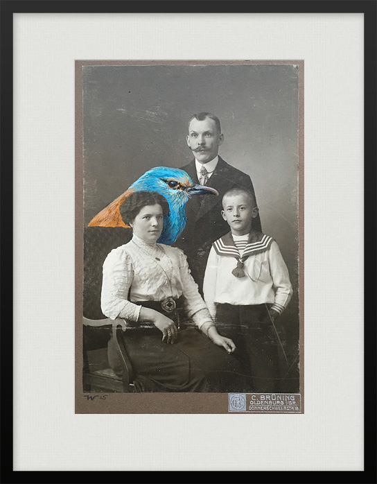 Photographie einer Familie mit aufgemalter Blauracke Vogel Portrait