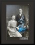 Photographie von jungem Paar mit gemaltem Diamanthäher Vogel Portrait