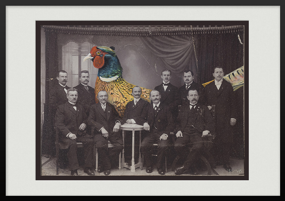 Photographie einer Männergruppe mit eingemaltem Fasan Vogel Portrait