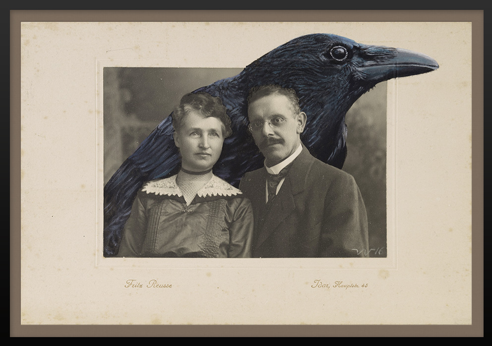 Photographie eines Paares mit eingemaltem Korkrabe Vogel Portrait