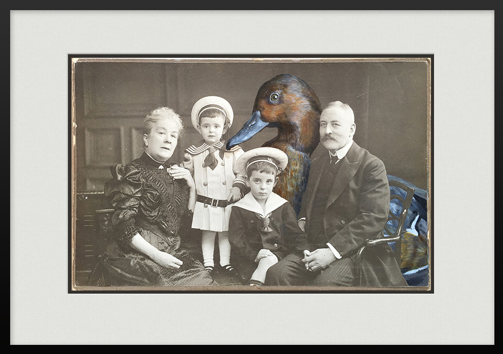 Photographie einer Familie mit eingemalter Moorente Vogel Portrait