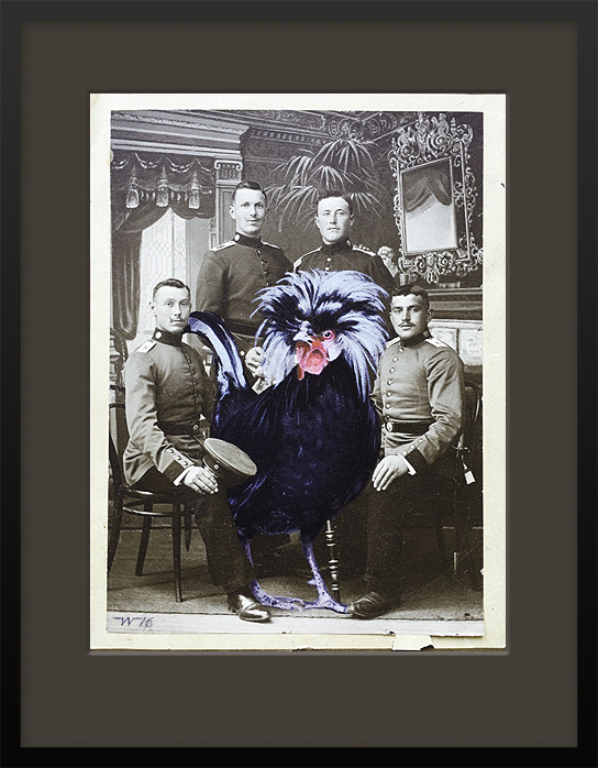 Photographie von vier Soldaten mit gemaltem Paduaner Hahn Vogel Portrait