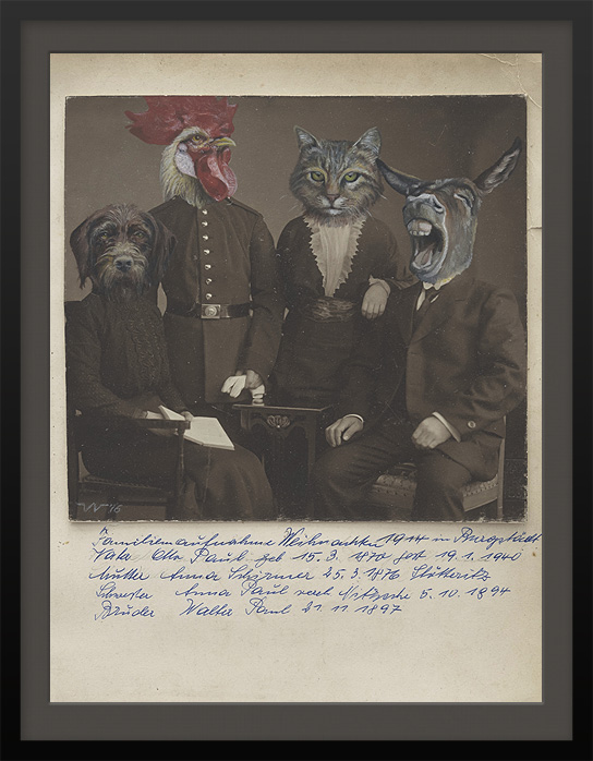 Photographie von vier Personen mit gemalten Tier Portraits Hund Katze Hahn Esel