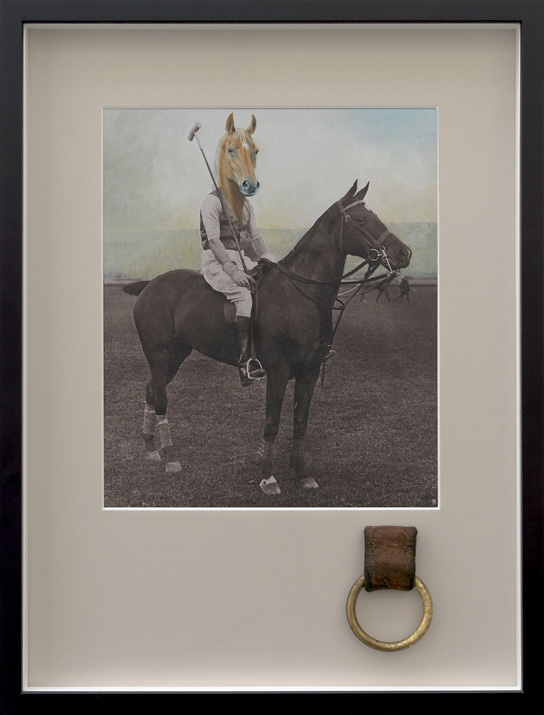 Photographie eines Polospielers auf Pferd mit übermaltem Pferdekopf Tier Portrait