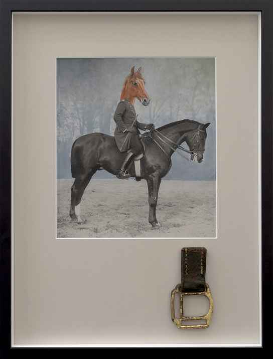 Photographie eines Mannes auf Pferd mit übermaltem Pferdekopf Tier Portrait