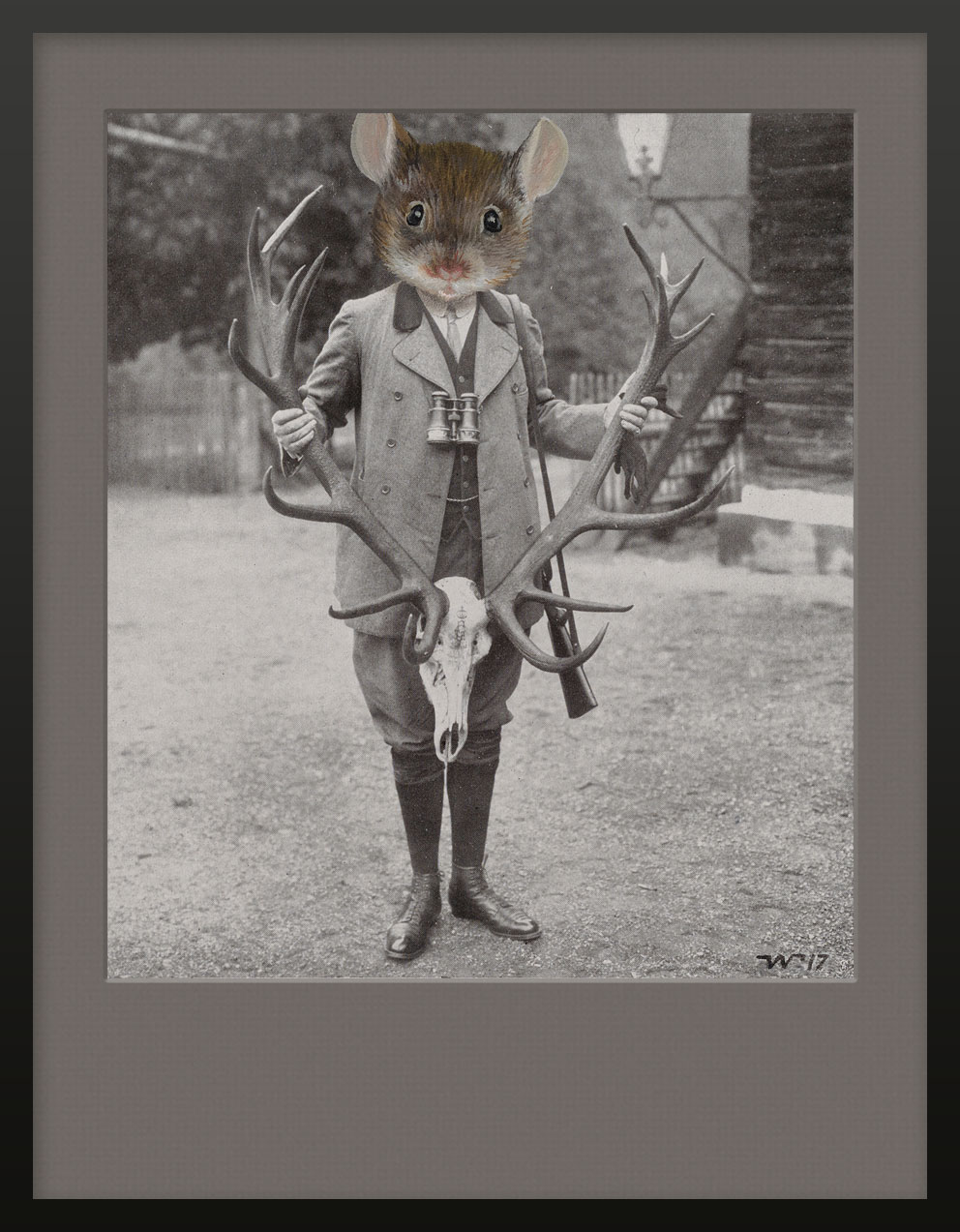 Photographie eines Jägers mit Feldmaus Tier Portrait