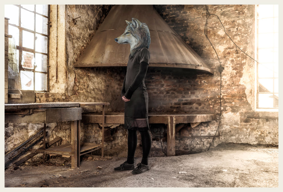 Photographie einer Dame mit Wolf Tier Portrait
